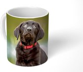 Mok - Koffiemok - Een zwarte Labrador Retriever die omhoog kijkt - Mokken - 350 ML - Beker - Koffiemokken - Theemok