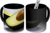 Magische Mok - Foto op Warmte Mok - Vers gesneden avocado met schaduw - 350 ML