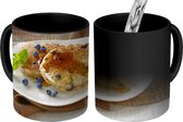 Magische Mok - Foto op Warmte Mok - Elegante pannenkoeken geserveerd op een wit bord - 350 ML