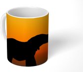 Mok - Een vector tekening van een olifant tijdens een zonsondergang - 350 ML - Beker