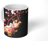 Mok - Een kersenbloesem zwarte achtergrond - 350 ML - Beker