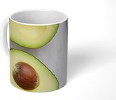 Mok - Avocado gesneden met een mes - 350 ML - Beker