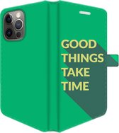 Apple iPhone 13 Pro Telefoonhoesje - Portemonneehoesje  - Met pasjeshouder - Met Quote - Good Things - Groen