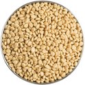 Een metalen bak gevuld met kleine, lichte beige, pufachtige brokjes kattenvoer.
