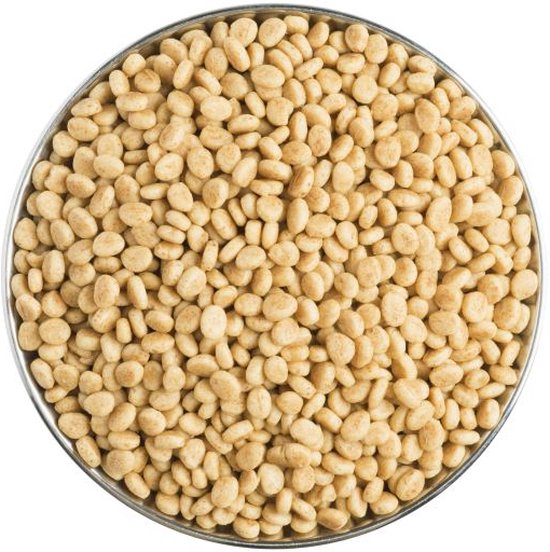 Een metalen bak gevuld met kleine, lichte beige, pufachtige brokjes kattenvoer.