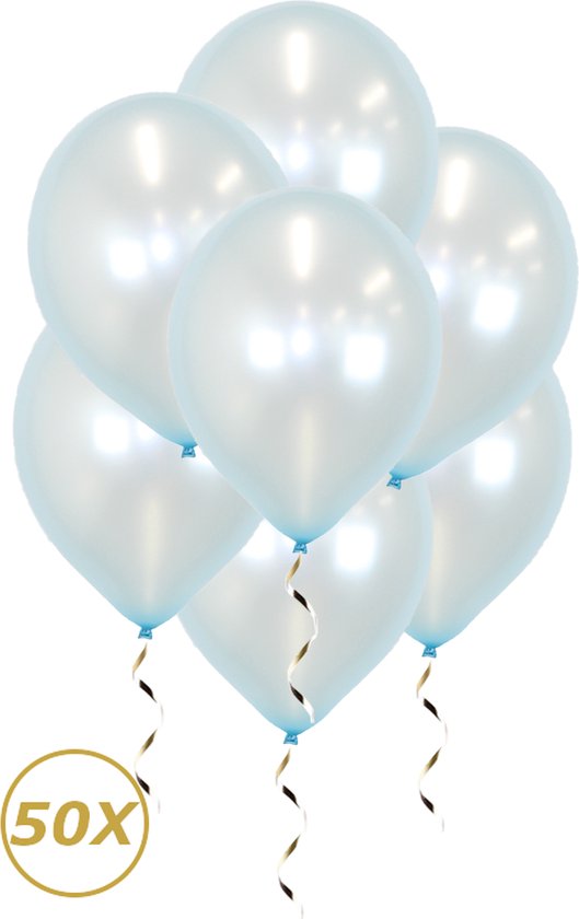 Een bos van zeven glanzende witte ballonnen met gouden linten, met 50X aanduiding.