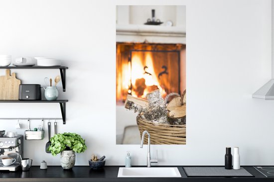 Affiche Cheminée derrière un panier de bois - 60x120 cm