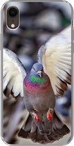 Geschikt voor iPhone XR hoesje - Close-up van een opvliegende duif - Siliconen Telefoonhoesje