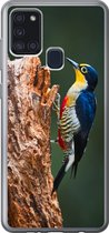 Geschikt voor Samsung Galaxy A21s hoesje - Close-up van een kleurrijke vogel op de zijkant van een boomstronk - Siliconen Telefoonhoesje