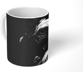 Mok -  een kip voor een zwarte achtergrond - zwart wit - 350 ML - Beker