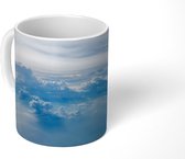 Mok - Luchtfoto van blauwe hemel met wolken - 350 ML - Beker