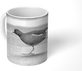 Mok - Een waterhoen loopt over het ijs - zwart wit - 350 ML - Beker