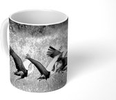 Mok - Panorama van groep vliegende lilac vogels - zwart wit - 350 ML - Beker
