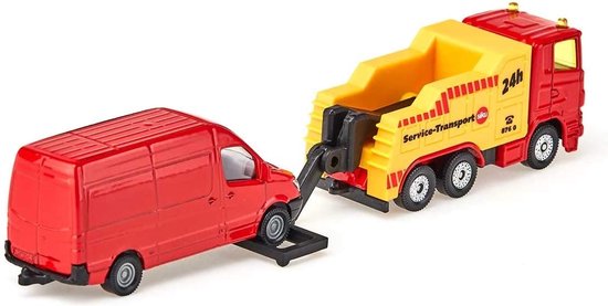 Gele breakdown truck met '24h Siku Service-Transport' opdruk, die een rood personenbusje op een plateau vervoert, vanuit een ander perspectief.