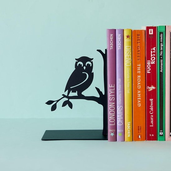 Zwarte boekensteun met uil op tak, naast een rij boeken met titels.