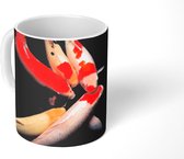 Mok - Koffiemok - Zes koi karpers tegen een zwarte achtergrond - Mokken - 350 ML - Beker - Koffiemokken - Theemok
