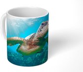 Mok - Koffiemok - Zwemmende schildpad fotoafdruk - Mokken - 350 ML - Beker - Koffiemokken - Theemok