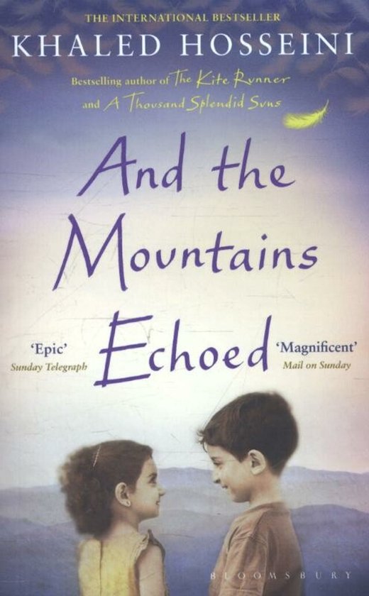 De voorkant van het boek 'And the Mountains Echoed' door Khaled Hosseini, met een afbeelding van twee kinderen die elkaar aankijken tegen een achtergrond van bergen.