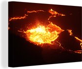 Canvas Schilderij Gloeiende lava stromend uit vulkaan - 60x40 cm - Wanddecoratie