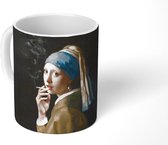 Mok - Koffiemok - Meisje met de parel - Vermeer - Sigaret - Mokken - 350 ML - Beker - Koffiemokken - Theemok