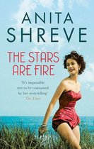 Boekcover: Anita Shreve, The Stars are Fire. Vrouw in rood badpak, zomerse achtergrond.