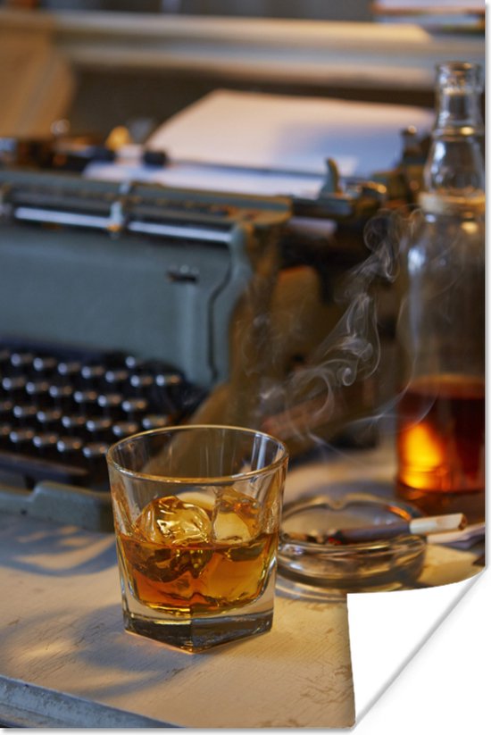Whisky en sigaar op bureau poster papier 60x90 cm - Foto print op Poster (wanddecoratie woonkamer / slaapkamer)