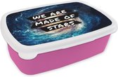 Broodtrommel Roze - Lunchbox - Brooddoos - Spreuken - 'We are made of stars' - Sterren - Quotes - Jongens - Kids - Kinderen - Meisjes - 18x12x6 cm - Kinderen - Meisje