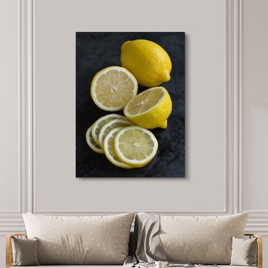 Un citron simplement rendu en plusieurs morceaux sur fond sombre Toile 120x160 cm - Tirage photo sur Toile (Décoration murale salon / chambre) XXL / Groot format!