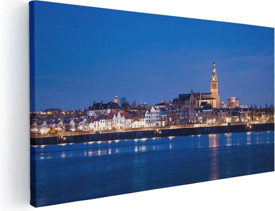 Nijmegen skyline met de Waal rivier bij nacht, vanaf de zijkant.
