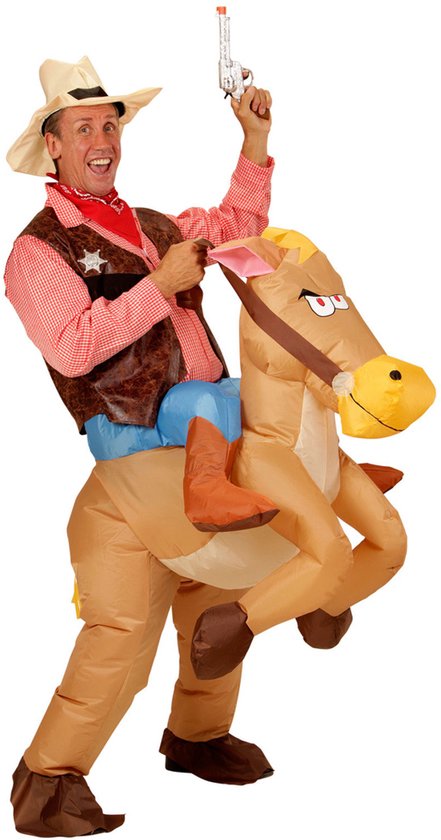 Man in opblaasbaar cowboy kostuum op paard, met opgestoken pistool.