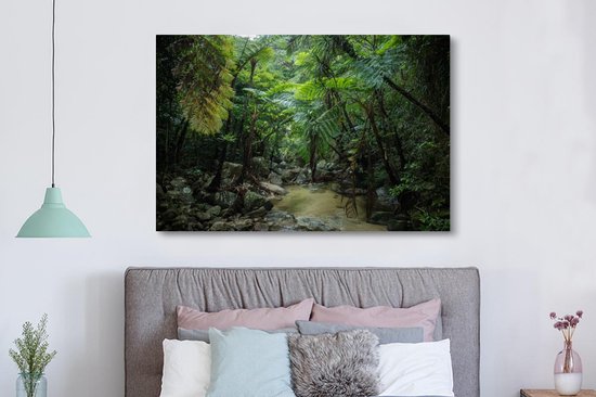Canvas schilderij 180x120 cm - Wanddecoratie Riviertje in tropische jungle - Muurdecoratie woonkamer - Slaapkamer decoratie - Kamer accessoires - Schilderijen