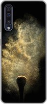 Geschikt voor Samsung Galaxy A50 hoesje - Goud poeder op een zwarte achtergrond - Siliconen Telefoonhoesje