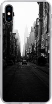 Geschikt voor iPhone Xs hoesje - Auto rijdt door een rustige straat in New York in zwart-wit - Siliconen Telefoonhoesje
