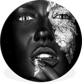 WallCircle - Wandcirkel - Muurcirkel - Donkere vrouw met gouden gezicht - zwart wit - Aluminium - Dibond - ⌀ 90 cm - Binnen en Buiten