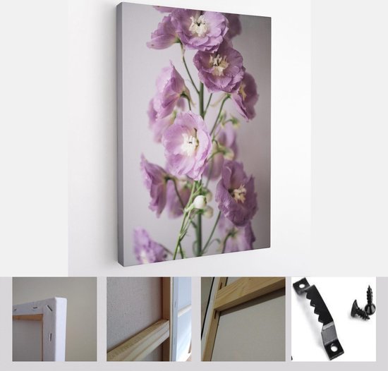 Mooie bloeiende enkele bloem op de grijze muur achtergrond, close-up, verticale foto - Modern Art Canvas - Verticaal - 1240773181