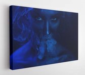 Halloween Vape-feest, nachtleven. Mooie sexy jonge vrouw met glamoureuze mystieke make-up vaping in nachtclub, rook uitademen. Meisje rokende verdamper in Club. Blauwe mystieke rook - Modern Art Canvas - Horizontaal - 751881910 - 50*40 Horizontal