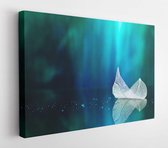 Wit transparant blad op spiegelend oppervlak met reflectie op turkooizen achtergrondmacro. Artistiek beeld van het schip in meerwater. Dromerig beeld van de natuur, vrije ruimte -