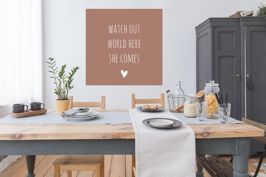 Affiche citation en anglais Attention au monde ici elle vient avec un coeur sur fond marron - 100x100 cm XXL