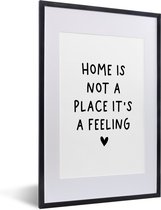 Fotolijst incl. Poster - Engelse quote "Home is not a place it's a feeling" met een hartje op een witte achtergrond - 40x60 cm - Posterlijst