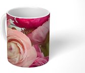 Mok - Een vaas gevuld met roze boterbloemen - 350 ML - Beker