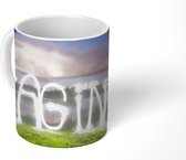 Mok - Verlichte letters in het gras met een kleurrijke hemel - 350 ML - Beker