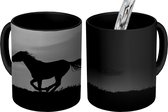 Magische Mok - Foto op Warmte Mok - Wild mustang galopperend in de zonsondergang. - zwart wit - 350 ML