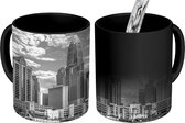 Magische Mok - Foto op Warmte Mok - Het centrum van Charlotte in de Verenigde Staten onder een blauwe lucht - zwart wit - 350 ML