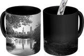 Magische Mok - Foto op Warmte Mok - Central Park in New York tijdens de herfst - zwart wit - 350 ML