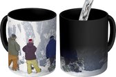 Magische Mok - Foto op Warmte Mok - Drie snowboarders bekijken de besneeuwde berghellingen - 350 ML