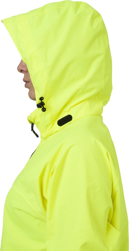 Zijaanzicht van een vrouw die een gele AGU GO regenjas met capuchon draagt.