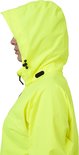 Zijaanzicht van een vrouw die een gele AGU GO regenjas met capuchon draagt.