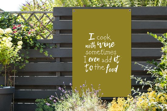 Tuinposter 80x120 cm - Tuindecoratie Wijn quote "I cook with wine sometimes I even add it to the food" met groene achtergrond - Poster voor in de tuin - Buiten decoratie - Schutting tuinschilderij - Tuindoek muurdecoratie - Wanddecoratie balkondoek