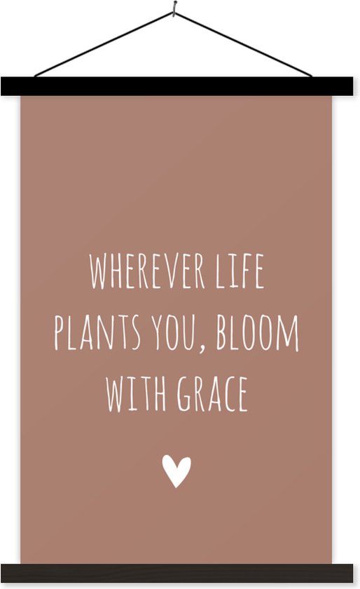 Posterhanger incl. Poster 120x180 cm - Schoolplaat - Engelse quote "Wherever life plants you, bloom with grace" met een hartje op een bruine achtergrond - Textielposter - Zwarte latten