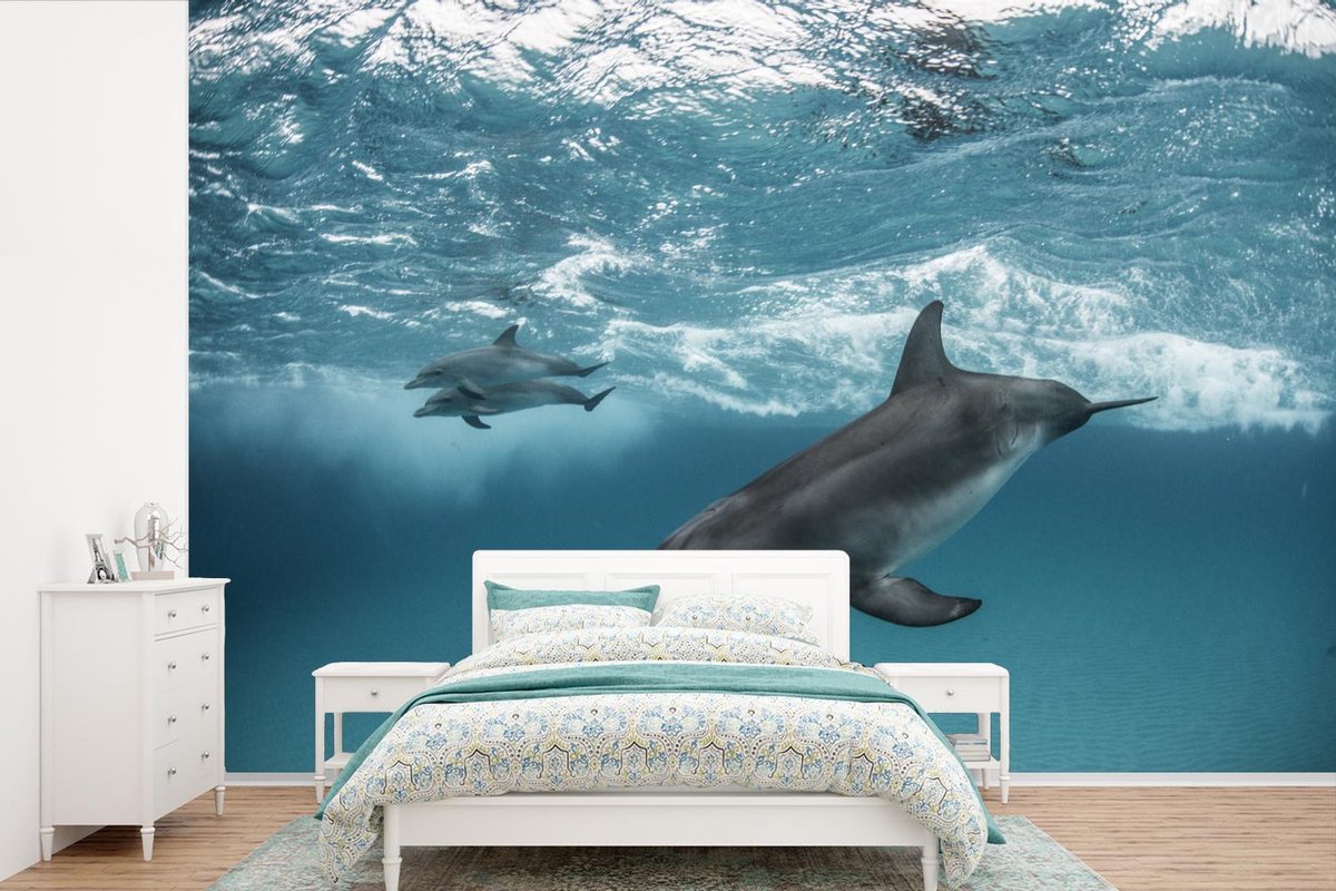 Behang - Fotobehang Dolfijn - Water - Zee - Breedte 450 cm x hoogte 300 cm